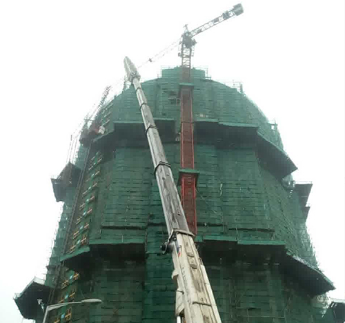 长治吊车在工地上作业